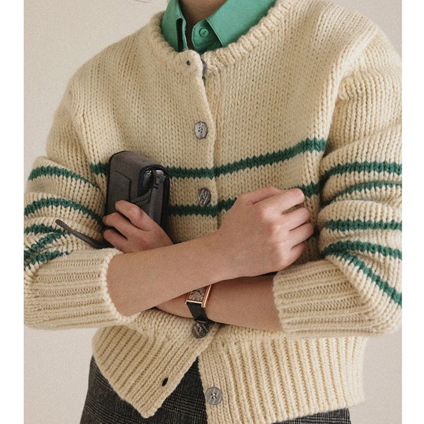 Noelle Vest | Gebreid Damesvest met Retro Strepen, V-Hals en Knoopsluiting
