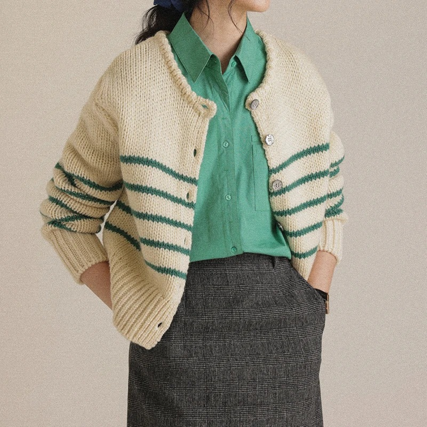 Noelle Vest | Gebreid Damesvest met Retro Strepen, V-Hals en Knoopsluiting