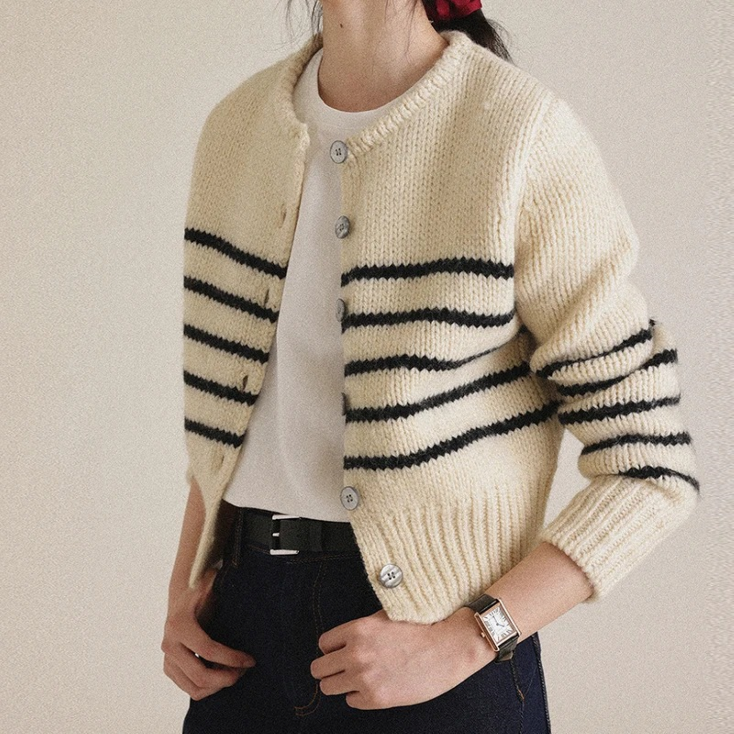 Noelle Vest | Gebreid Damesvest met Retro Strepen, V-Hals en Knoopsluiting
