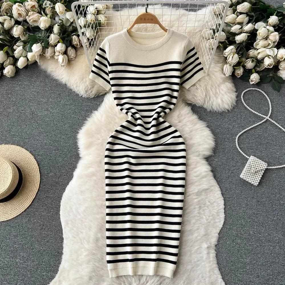 Adeline Dress | Gebreide Gestreepte Strandjurk met Slanke Pasvorm en O-Hals