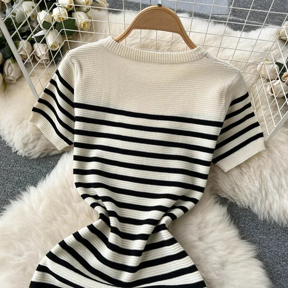 Adeline Dress | Gebreide Gestreepte Strandjurk met Slanke Pasvorm en O-Hals