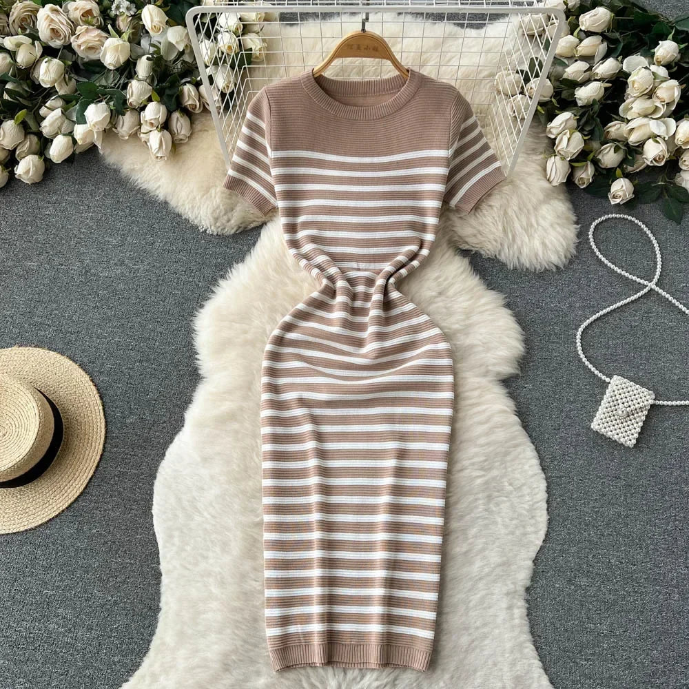 Adeline Dress | Gebreide Gestreepte Strandjurk met Slanke Pasvorm en O-Hals
