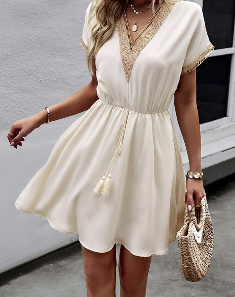 Ainsley Mini Jurk | Elegante Losvallende Jurk met Korte Mouwen en Kanten Details
