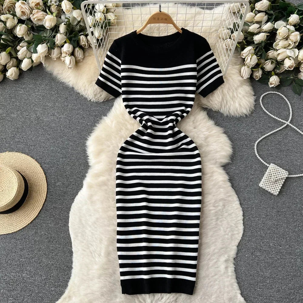 Adeline Dress | Gebreide Gestreepte Strandjurk met Slanke Pasvorm en O-Hals
