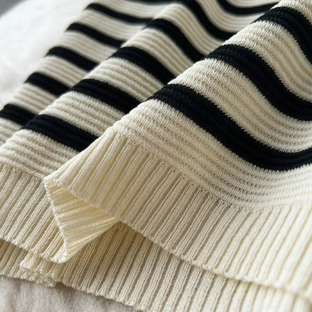 Adeline Dress | Gebreide Gestreepte Strandjurk met Slanke Pasvorm en O-Hals