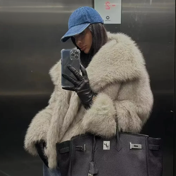 Ainsley Bontjas | Elegante Imitatiebontjas met Oversized Kraag en Vrouwelijke Pasvorm