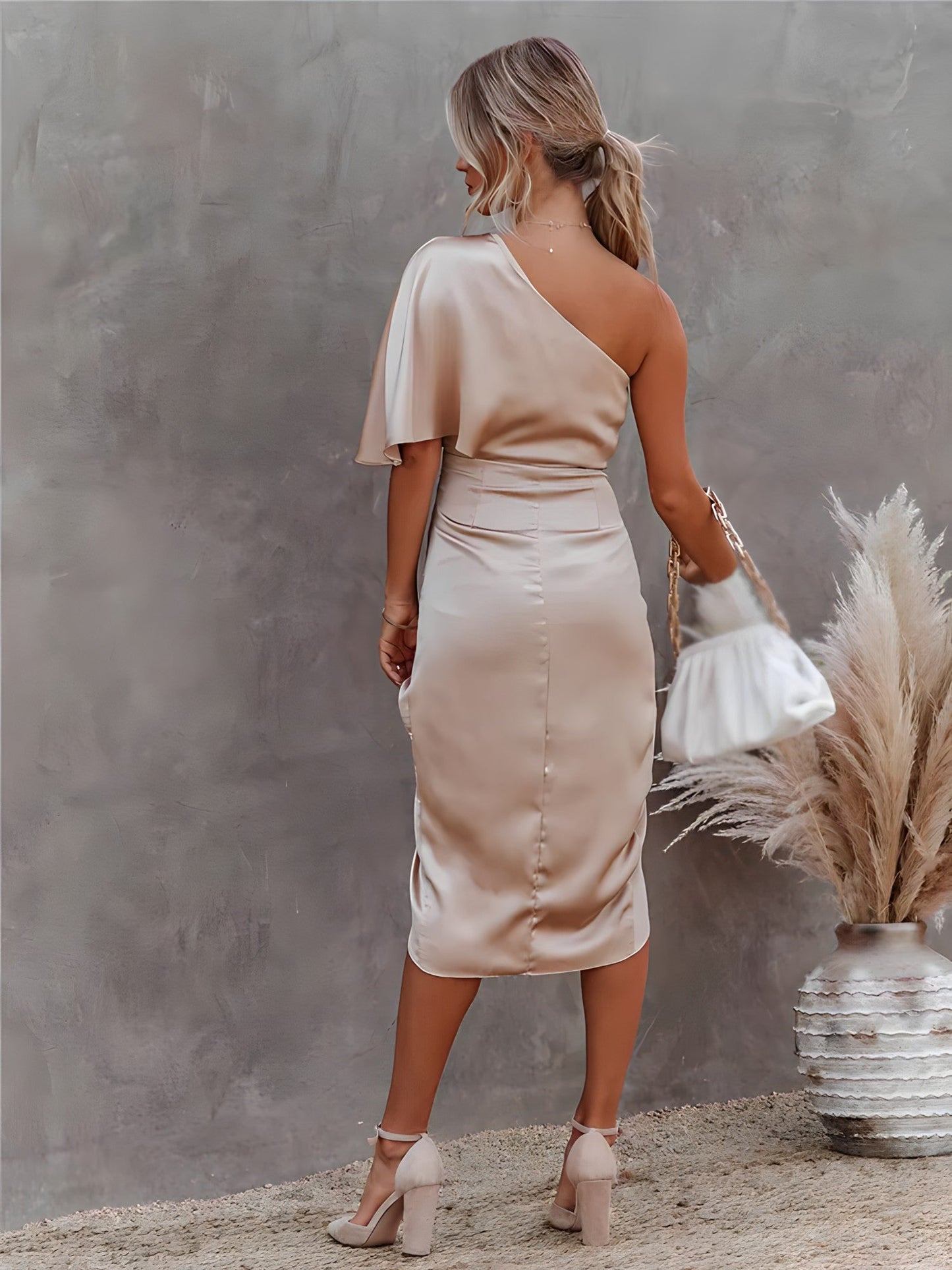 Allegra Feestjurk | One-Shoulder Zijde Jurk met Irreguliere Zoom en Bodycon Fit