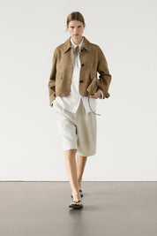 Isabella Jasje | Split Suède Jasje met Klassieke Kraag en Stijlvolle Klepzakken