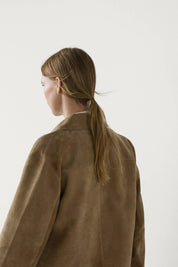 Isabella Jasje | Split Suède Jasje met Klassieke Kraag en Stijlvolle Klepzakken