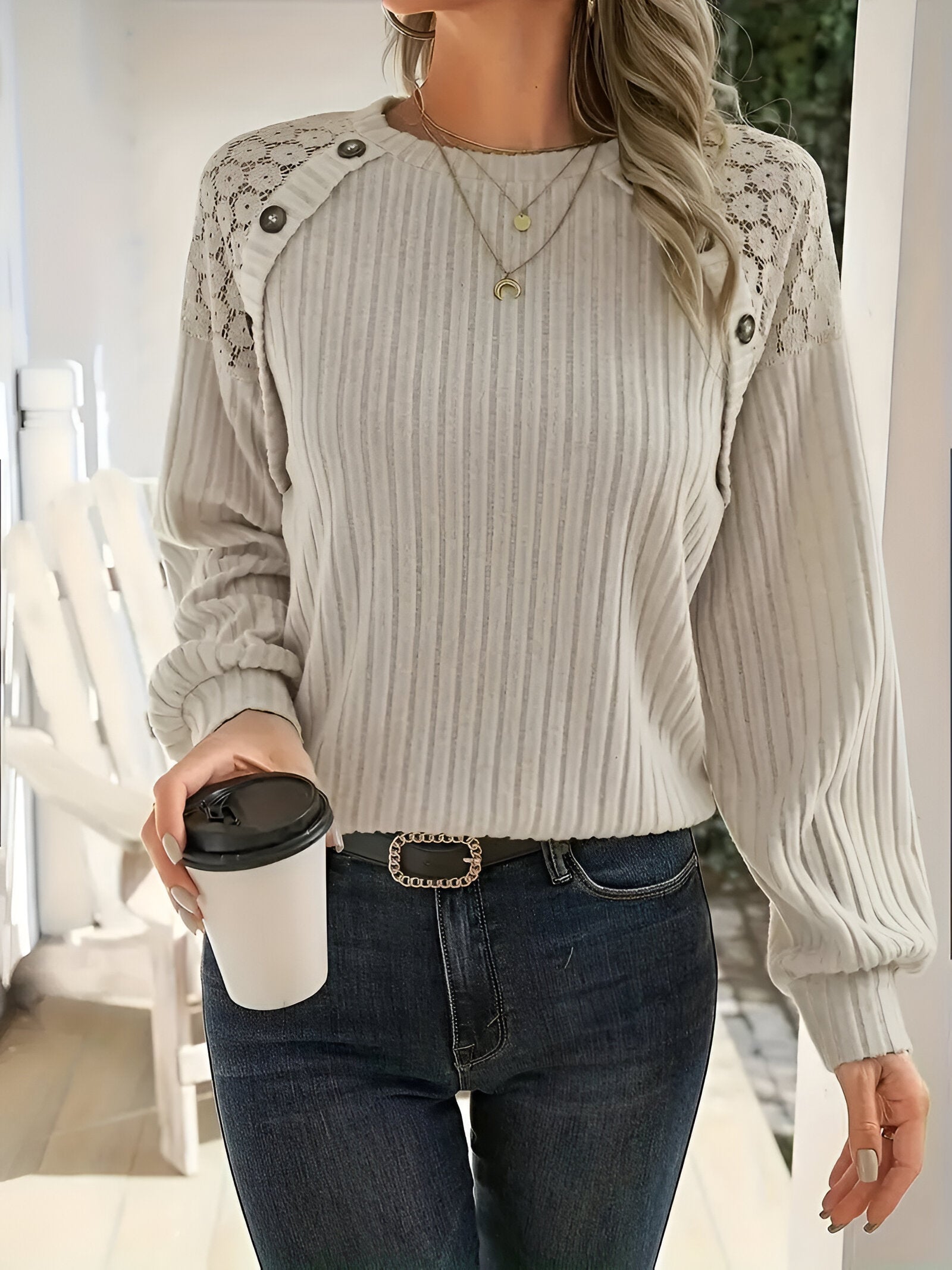 Elisa Lace Accent Sweatshirt | Dames Top met Verfijnde Kanten Details, Knoopaccenten en Zachte Gebreide Stof
