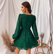 Anna Jurk | Satijnen Jurk met Pofmouwen, Diepe V-Hals en Flatterende Pasvorm