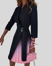 Akini Jurk | Elegante Blazerjurk met Plissé Rok en Knoopsluiting