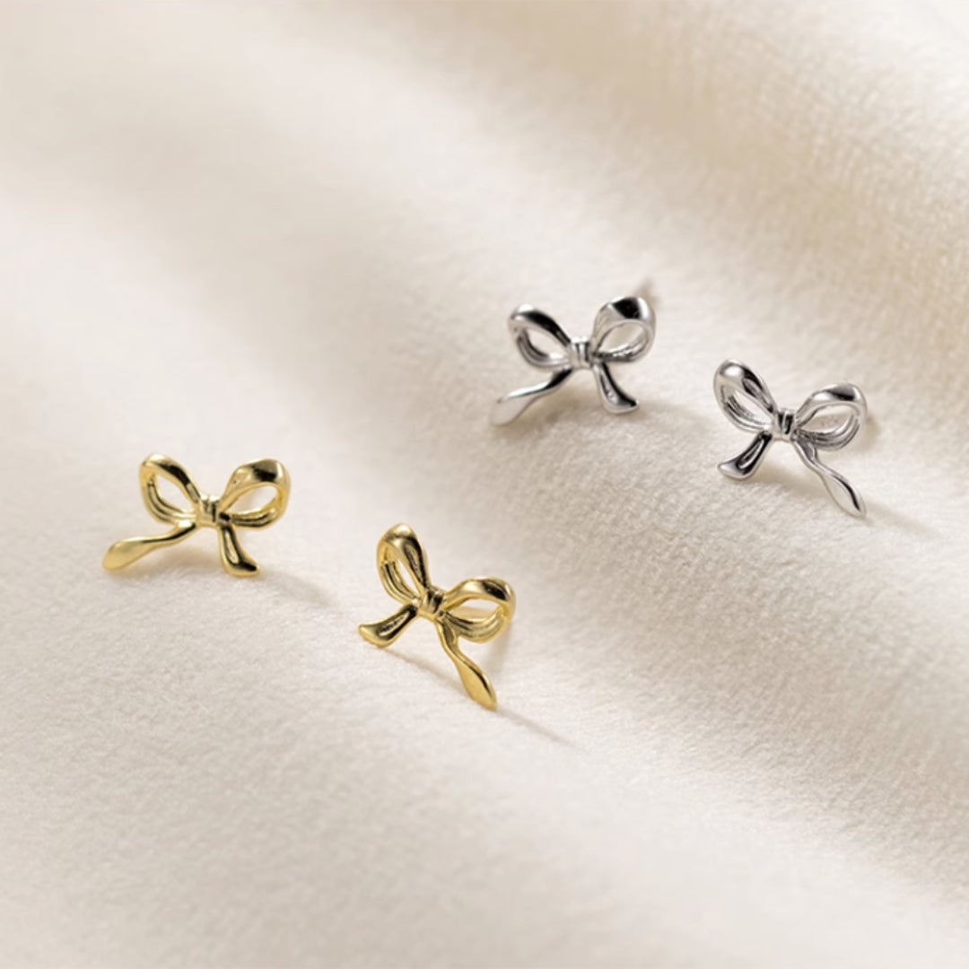 Take A Bow Oorbellen | Subtiele Strik Studs met Chique Elegantie