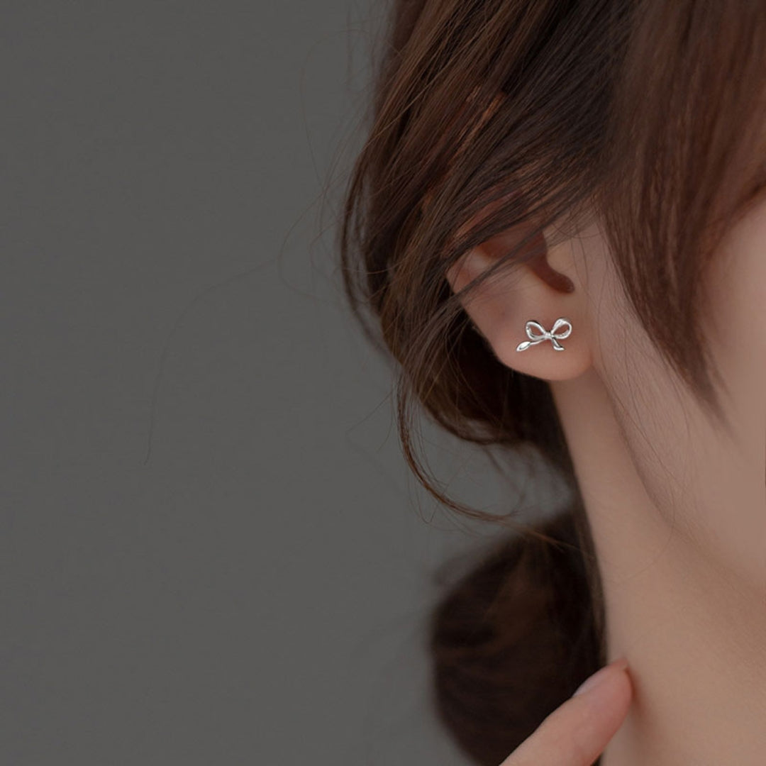 Take A Bow Oorbellen | Subtiele Strik Studs met Chique Elegantie