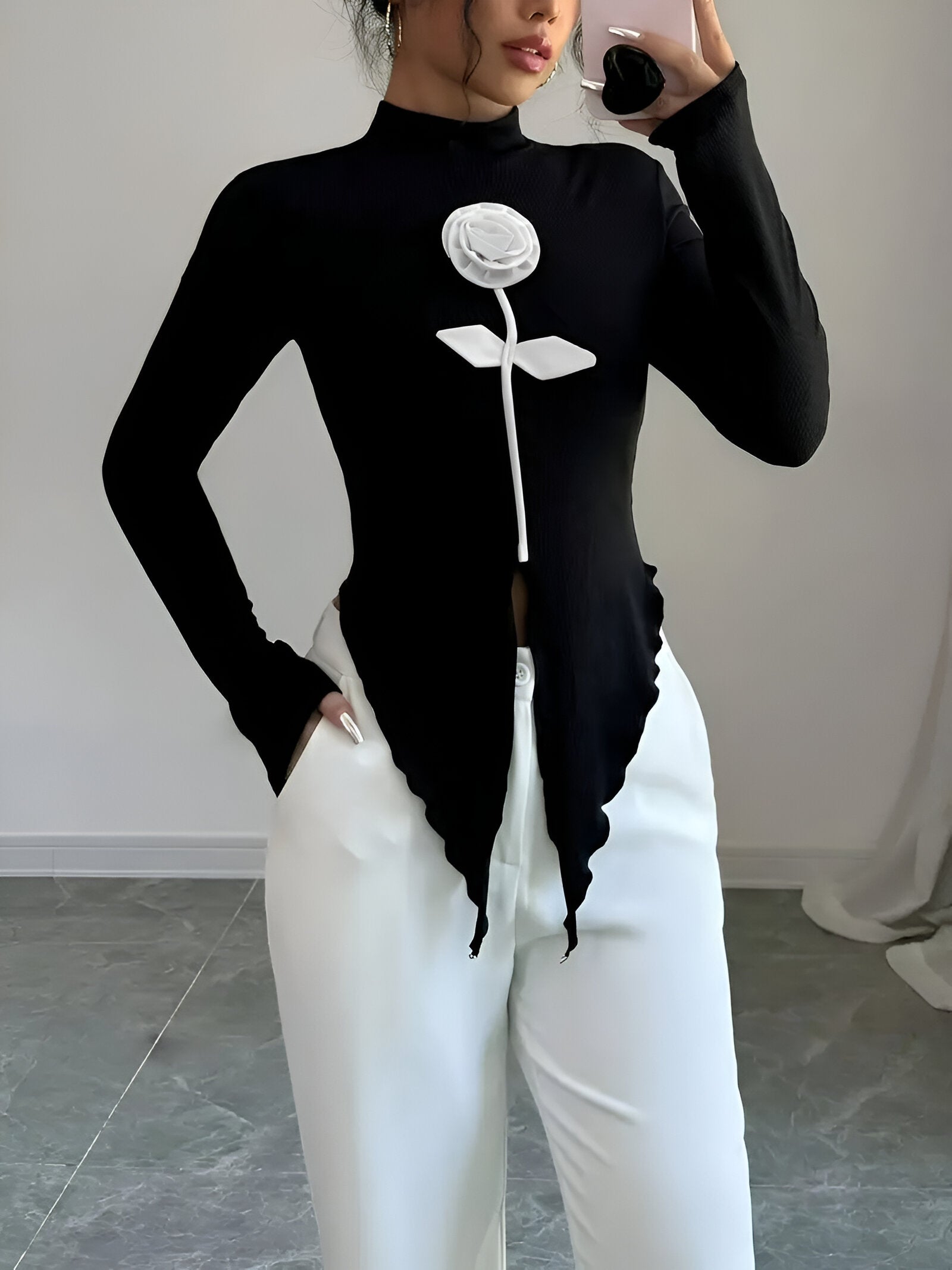 Bay Top | Dames Top met hoge kraag, rozenapplicatie en asymmetrische zoom