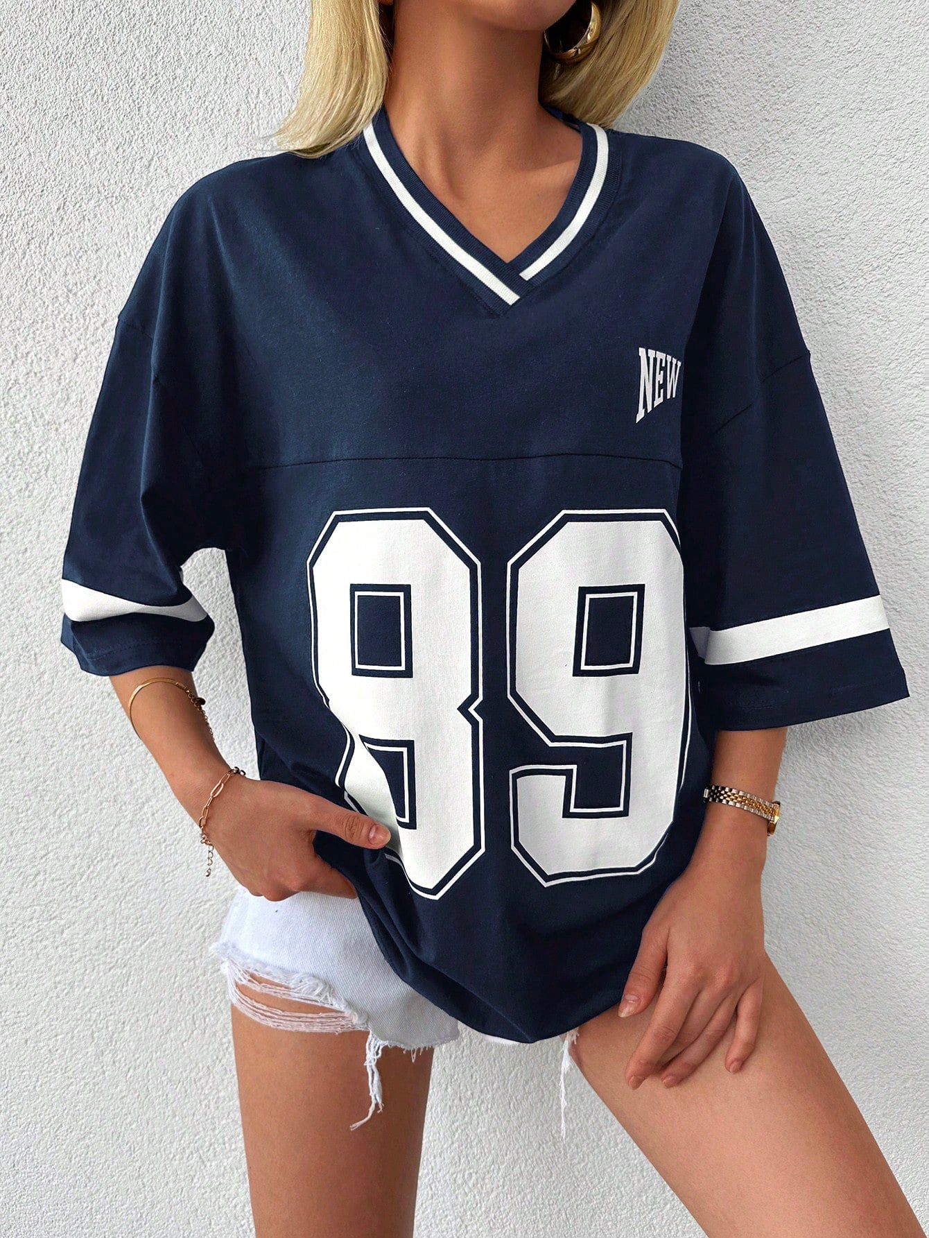 Raffaella Shirt | Oversized Varsity Shirt met ‘89’-Print en Sportieve V-Hals