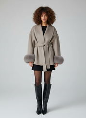 Elegante Wolmantel voor Dames – Korte Wrap Jas met Ceintuur & Faux Fur Manchetten | Isabella Fontana