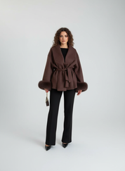 Elegante Wolmantel voor Dames – Korte Wrap Jas met Ceintuur & Faux Fur Manchetten | Isabella Fontana