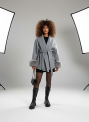 Elegante Wolmantel voor Dames – Korte Wrap Jas met Ceintuur & Faux Fur Manchetten | Isabella Fontana