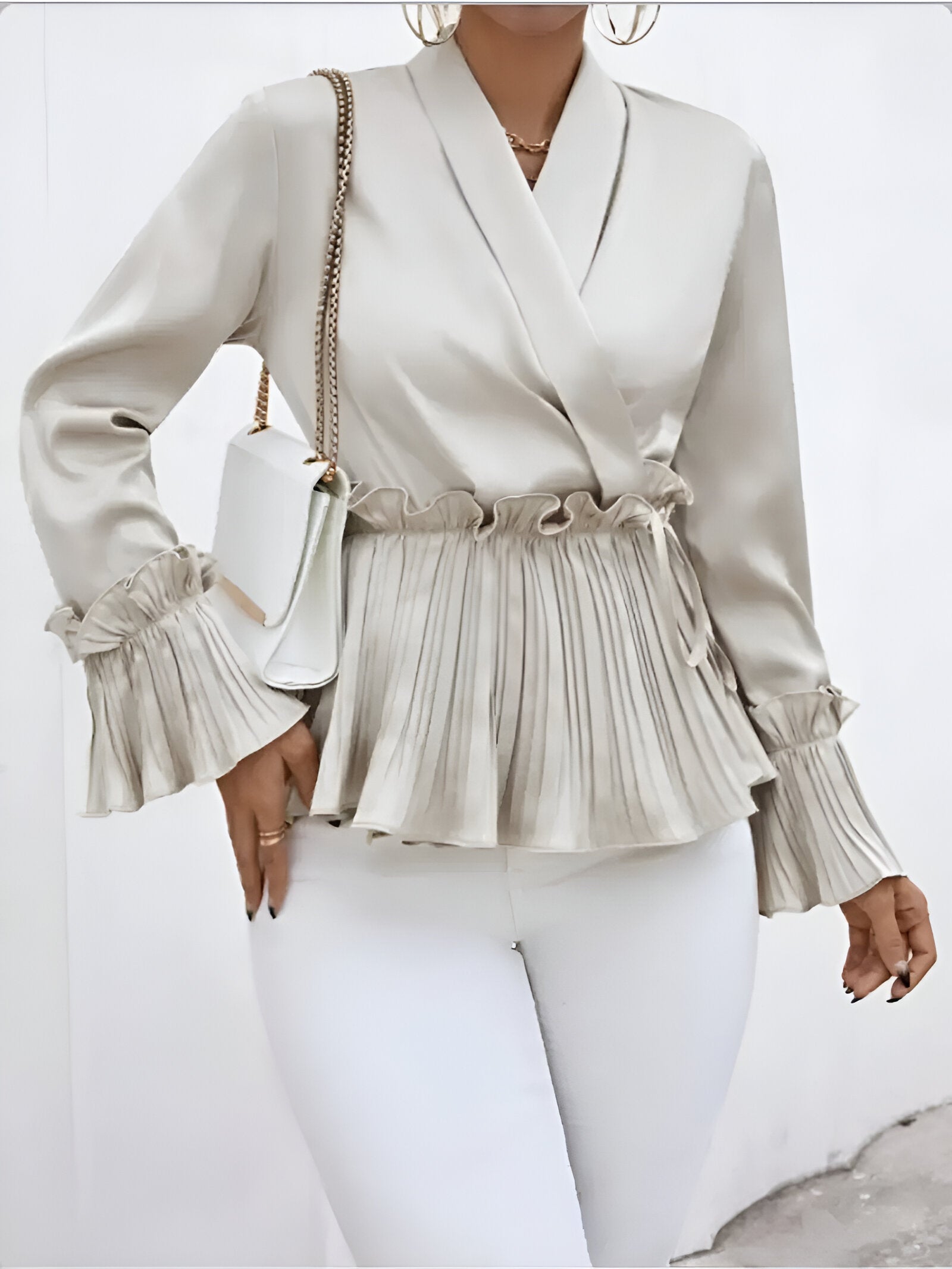 Boé Blouse | Elegante Blouse met V-Hals, Plooidetails en Strikceintuur