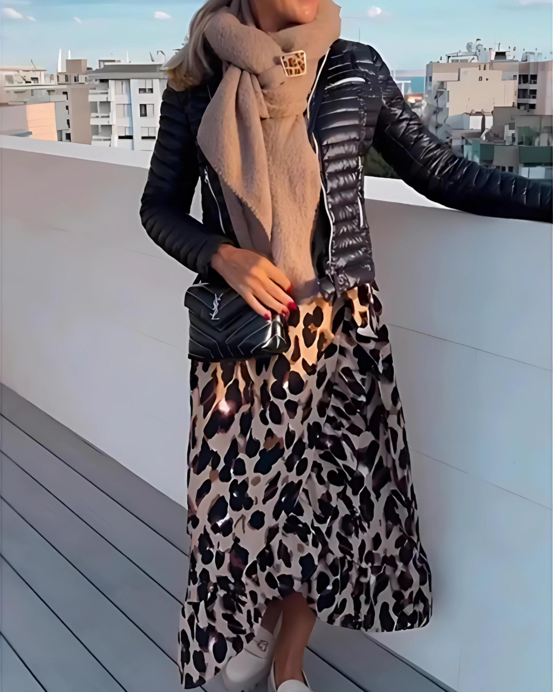 Alessandra Jurk | Elegante Luipaardprint Bodycon Jurk met V-Hals en Kant-up Detail