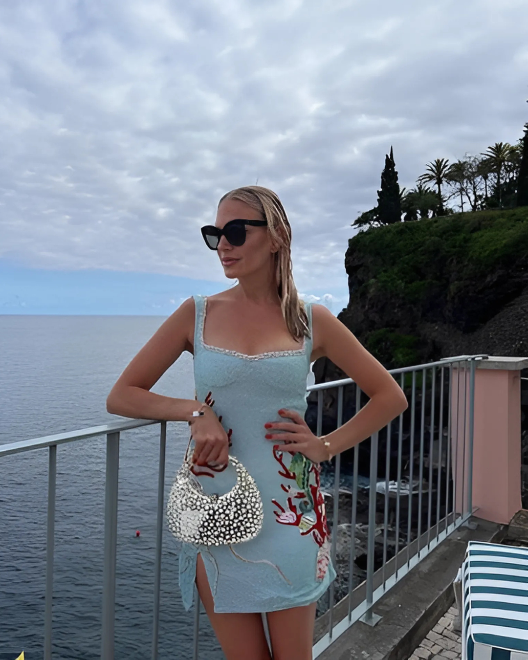 Giulia Mini Jurk | Lichtblauwe Kralenjurk met Elegante Pasvorm en Mediterrane Flair