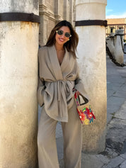 Alessia Set | Elegant Damespak met Wikkelblouse en Wijde Pijpen