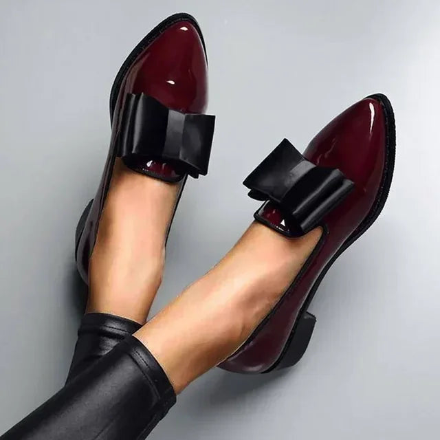 Sofia Muse Loafers | Elegante Patent Leren Loafers met Strikdecoratie en Verfijnde Puntige Neus