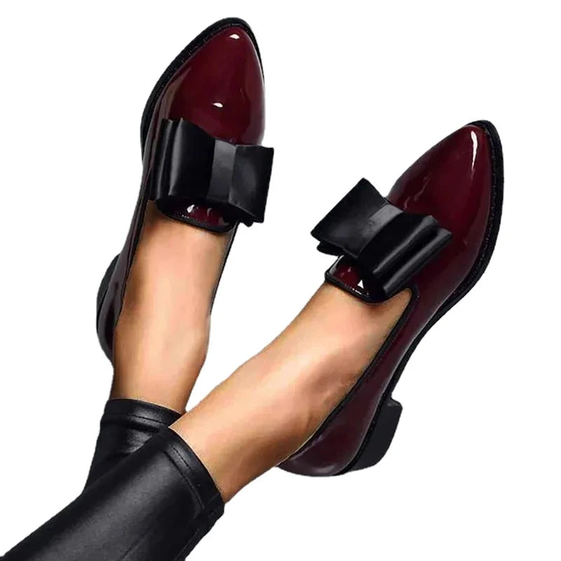 Sofia Muse Loafers | Elegante Patent Leren Loafers met Strikdecoratie en Verfijnde Puntige Neus