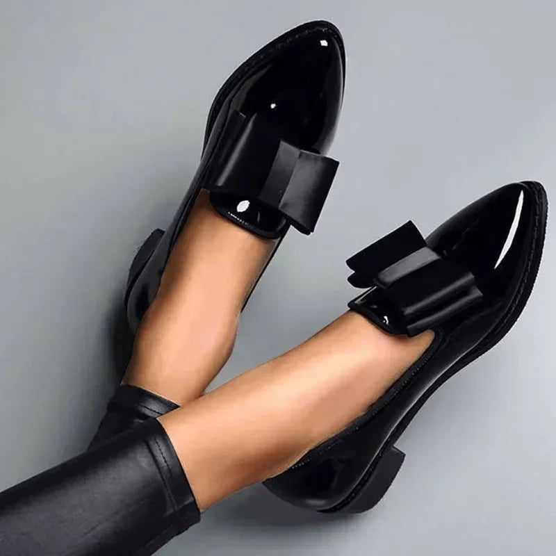 Sofia Muse Loafers | Elegante Patent Leren Loafers met Strikdecoratie en Verfijnde Puntige Neus