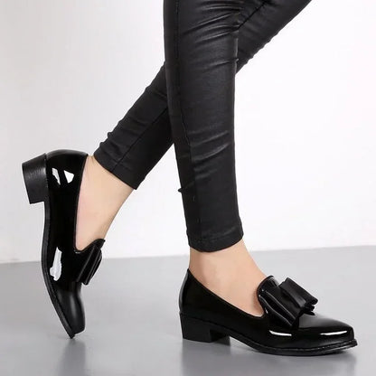 Sofia Muse Loafers | Elegante Patent Leren Loafers met Strikdecoratie en Verfijnde Puntige Neus