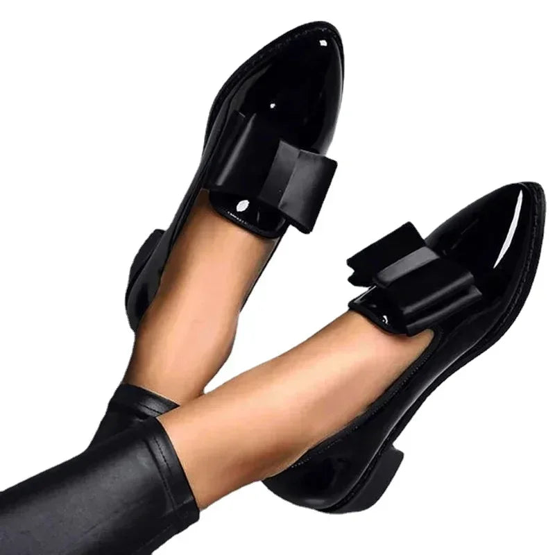 Sofia Muse Loafers | Elegante Patent Leren Loafers met Strikdecoratie en Verfijnde Puntige Neus