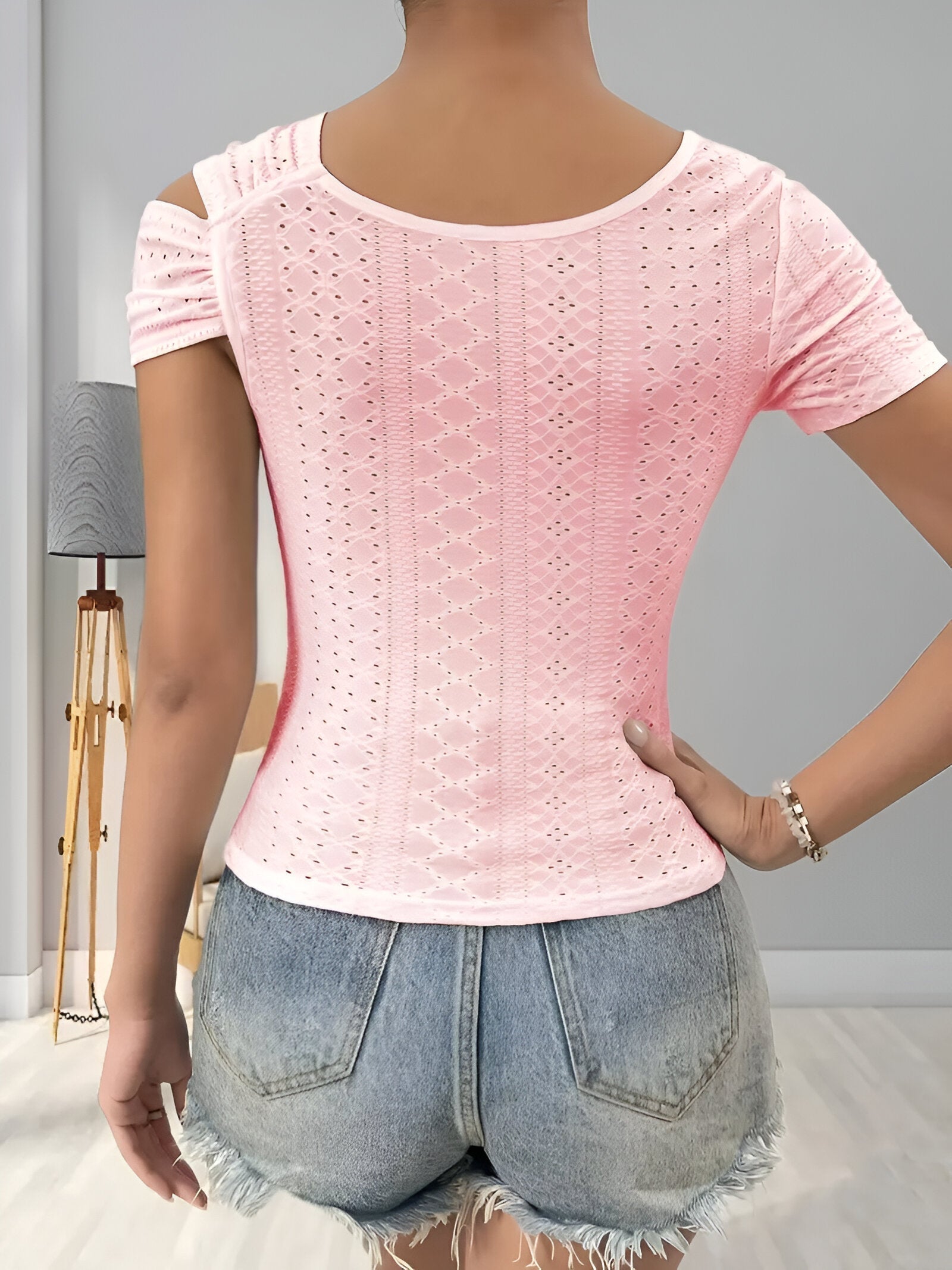 Bixie Top | Asymmetrische Top met Cut-Out Details en Moderne Pasvorm