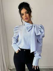 Amelinde Blouse | Gestreept Overhemd met Groot Strikdetail en Elegante Pasvorm