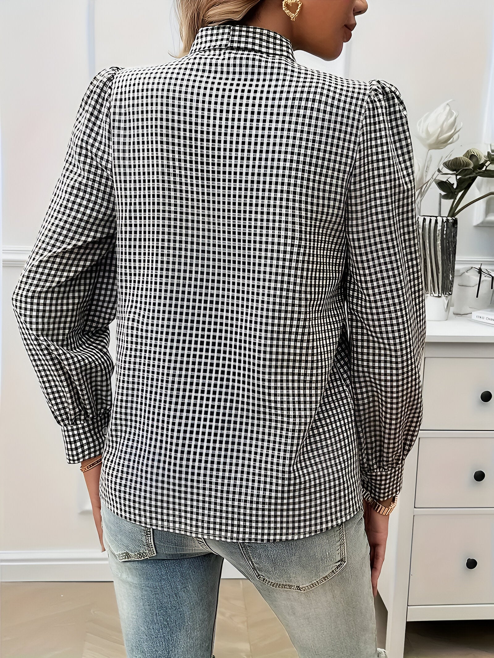 Brielle Blouse | Klassieke Ruitjesblouse met Strikdetail en Moderne Giletstijl