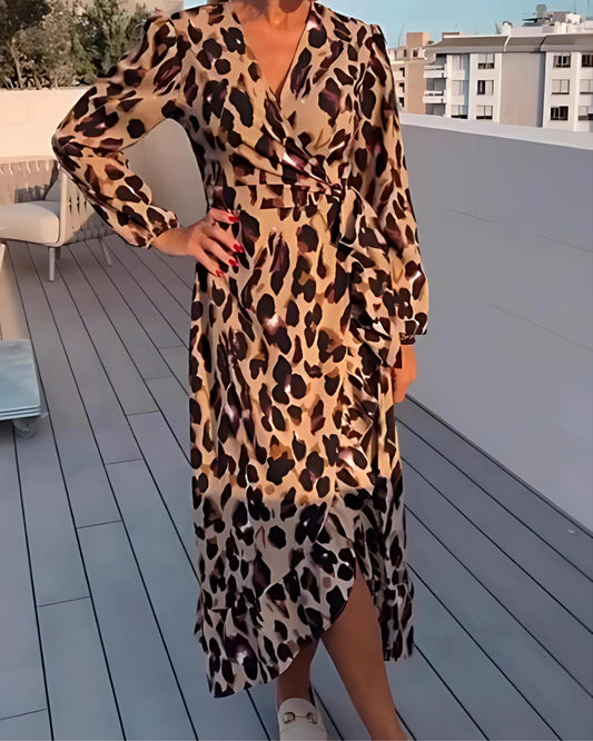 Alessandra Jurk | Elegante Luipaardprint Bodycon Jurk met V-Hals en Kant-up Detail