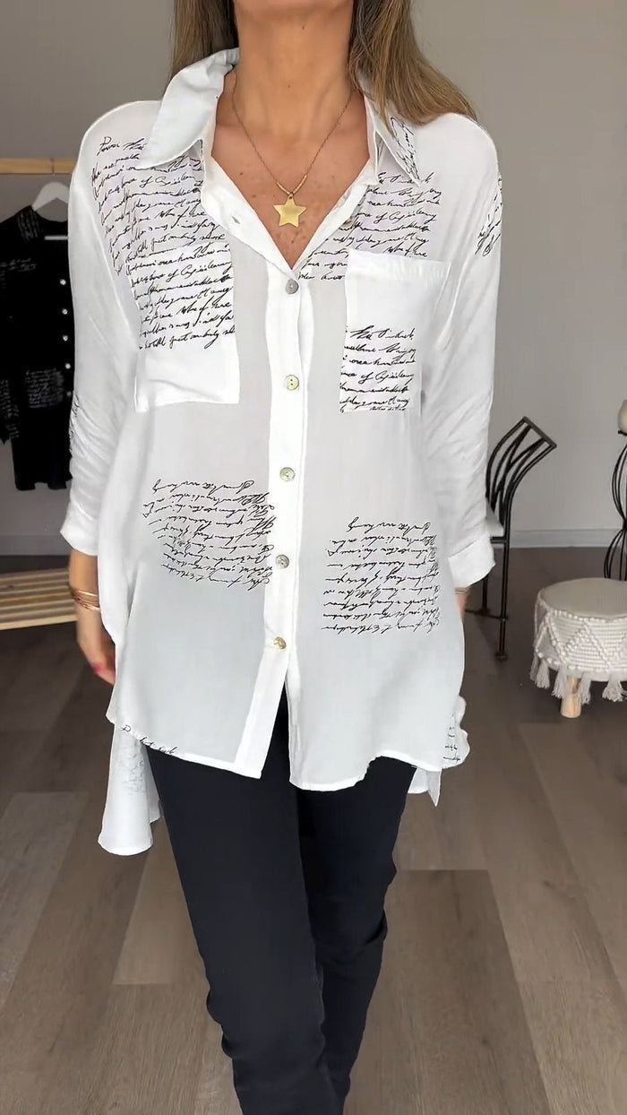 Alexa Blouse | Losvallende Blouse met Lapelkraag en Elegante Letterprint