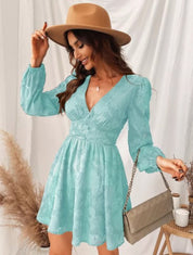 Anna Jurk | Satijnen Jurk met Pofmouwen, Diepe V-Hals en Flatterende Pasvorm