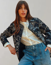 Alana Jas | Zachte Casual Jas met Bloemenprint en Uitlopende Mouwen