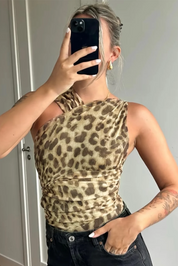 Valeria Top | One-Shoulder Top met Leopardprint en Flatterende Plooien
