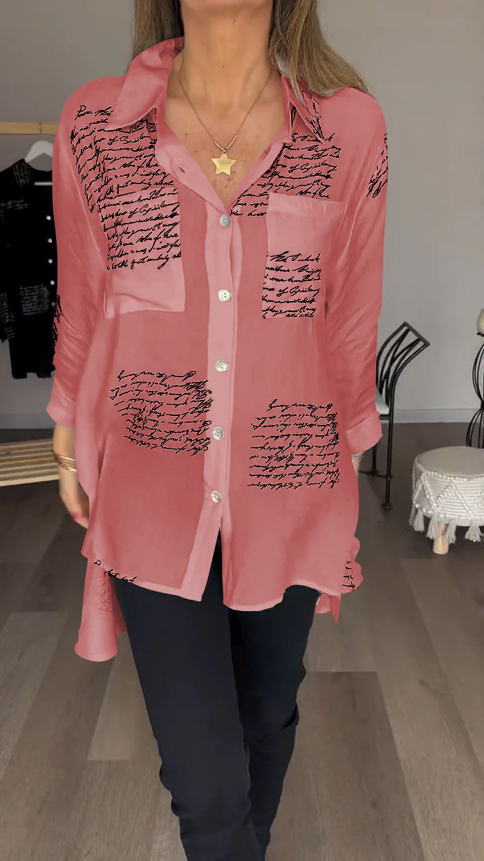 Alexa Blouse | Losvallende Blouse met Lapelkraag en Elegante Letterprint