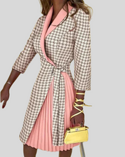 Akini Jurk | Elegante Blazerjurk met Plissé Rok en Knoopsluiting