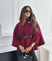 Luciana Jas | Elegante Batwing Cloak Top met Riem en Opstaande Kraag