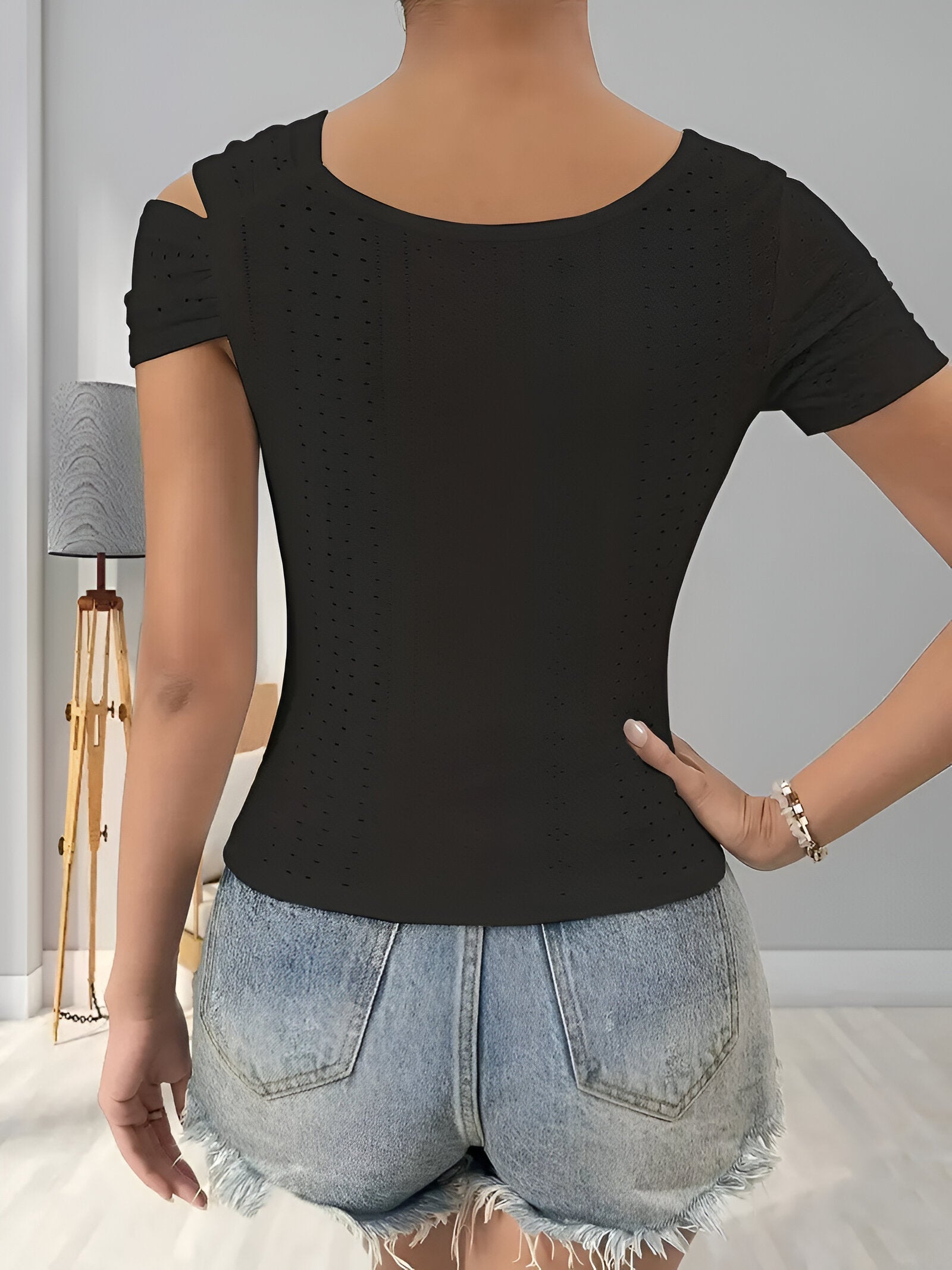 Bixie Top | Asymmetrische Top met Cut-Out Details en Moderne Pasvorm