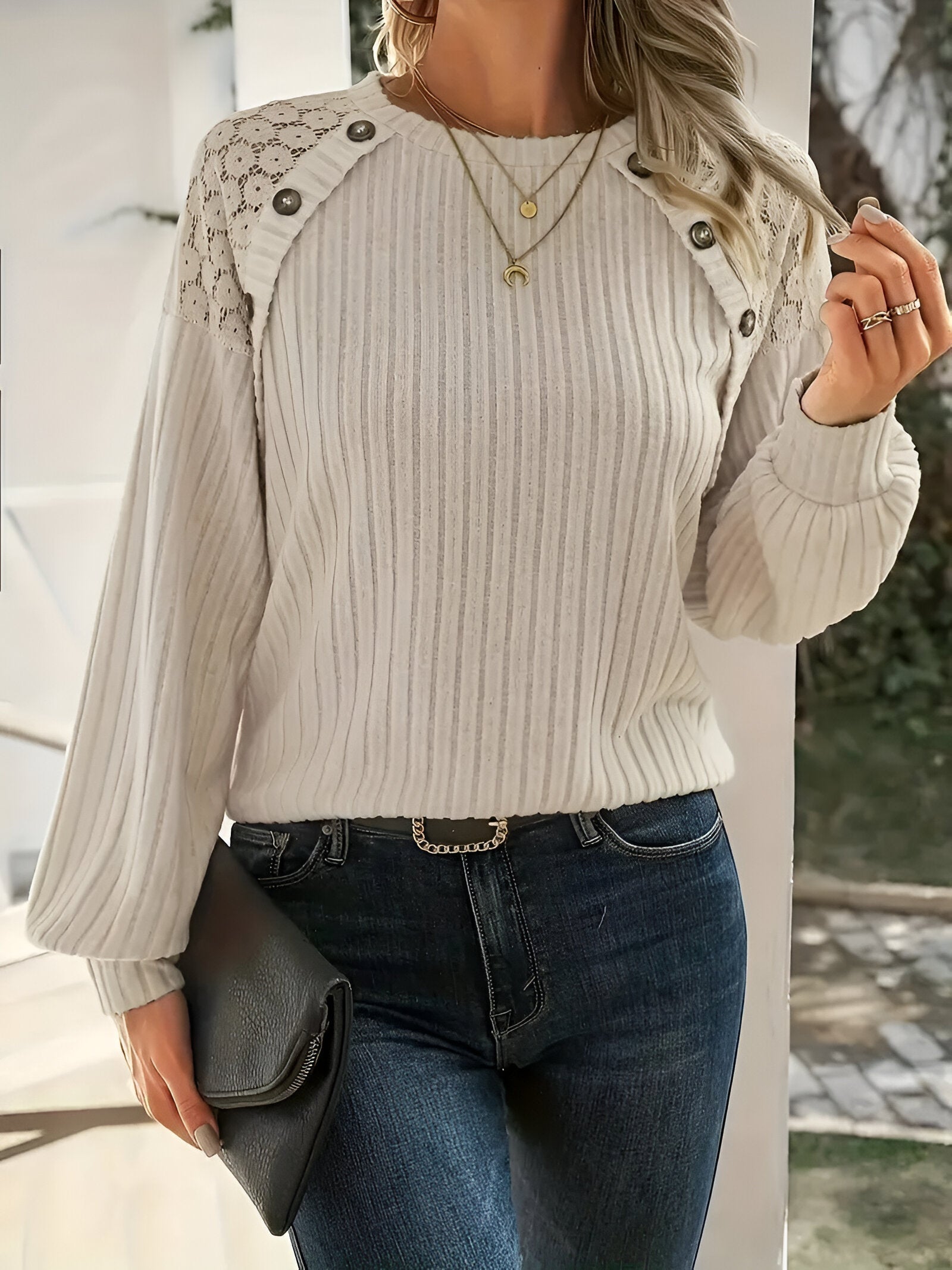 Elisa Lace Accent Sweatshirt | Dames Top met Verfijnde Kanten Details, Knoopaccenten en Zachte Gebreide Stof