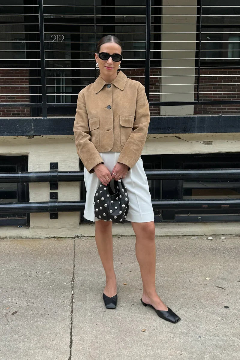 Isabella Jasje | Split Suède Jasje met Klassieke Kraag en Stijlvolle Klepzakken