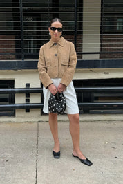 Isabella Jasje | Split Suède Jasje met Klassieke Kraag en Stijlvolle Klepzakken