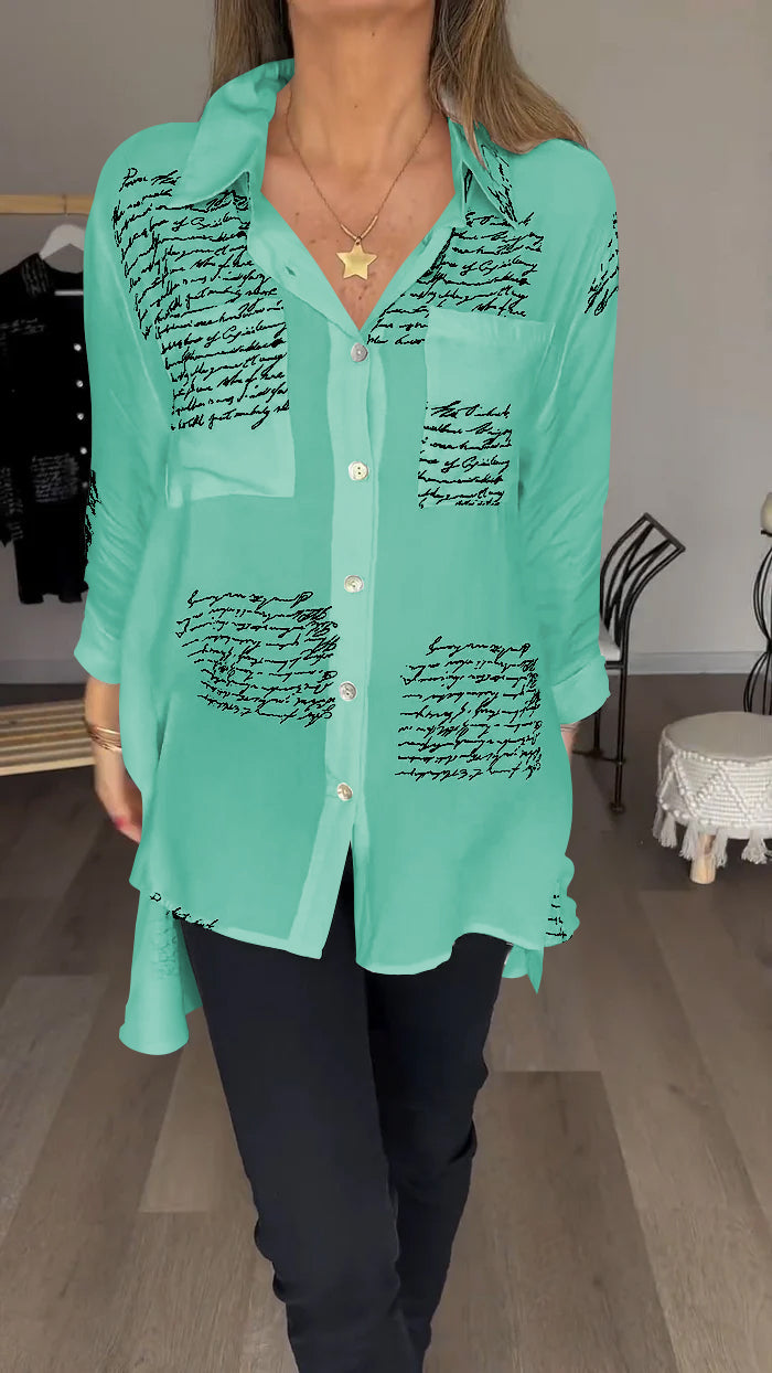 Alexa Blouse | Losvallende Blouse met Lapelkraag en Elegante Letterprint