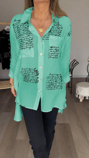 Alexa Blouse | Losvallende Blouse met Lapelkraag en Elegante Letterprint