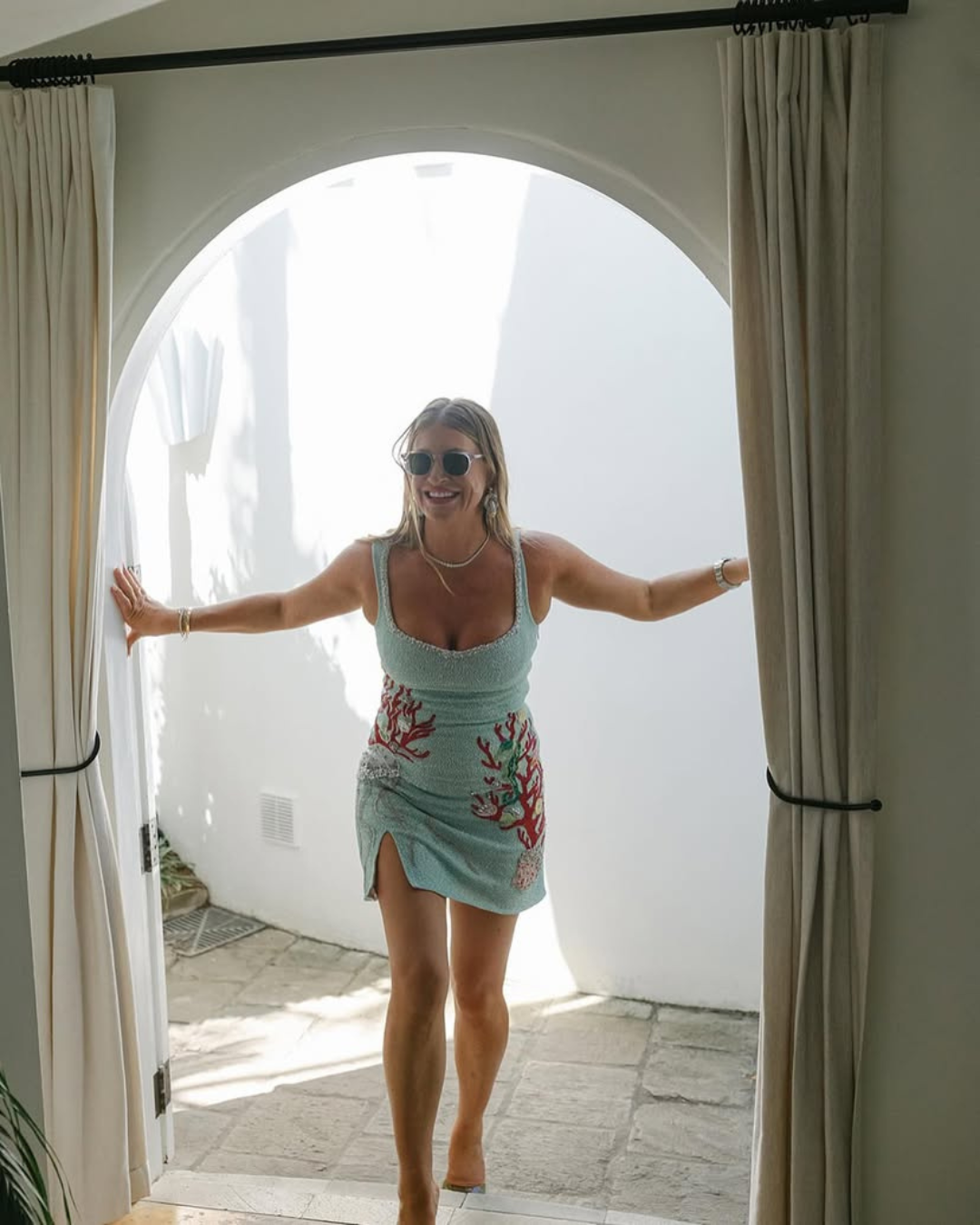 Giulia Mini Jurk | Lichtblauwe Kralenjurk met Elegante Pasvorm en Mediterrane Flair